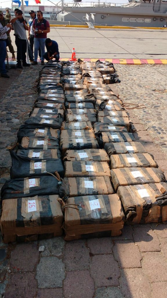 Semar detiene a 8 personas que transportaban 81 bultos con cocaína en Oaxaca