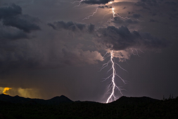 Fotografía que muestra un rayo cayendo en una zona montañosa. (Getty Images)