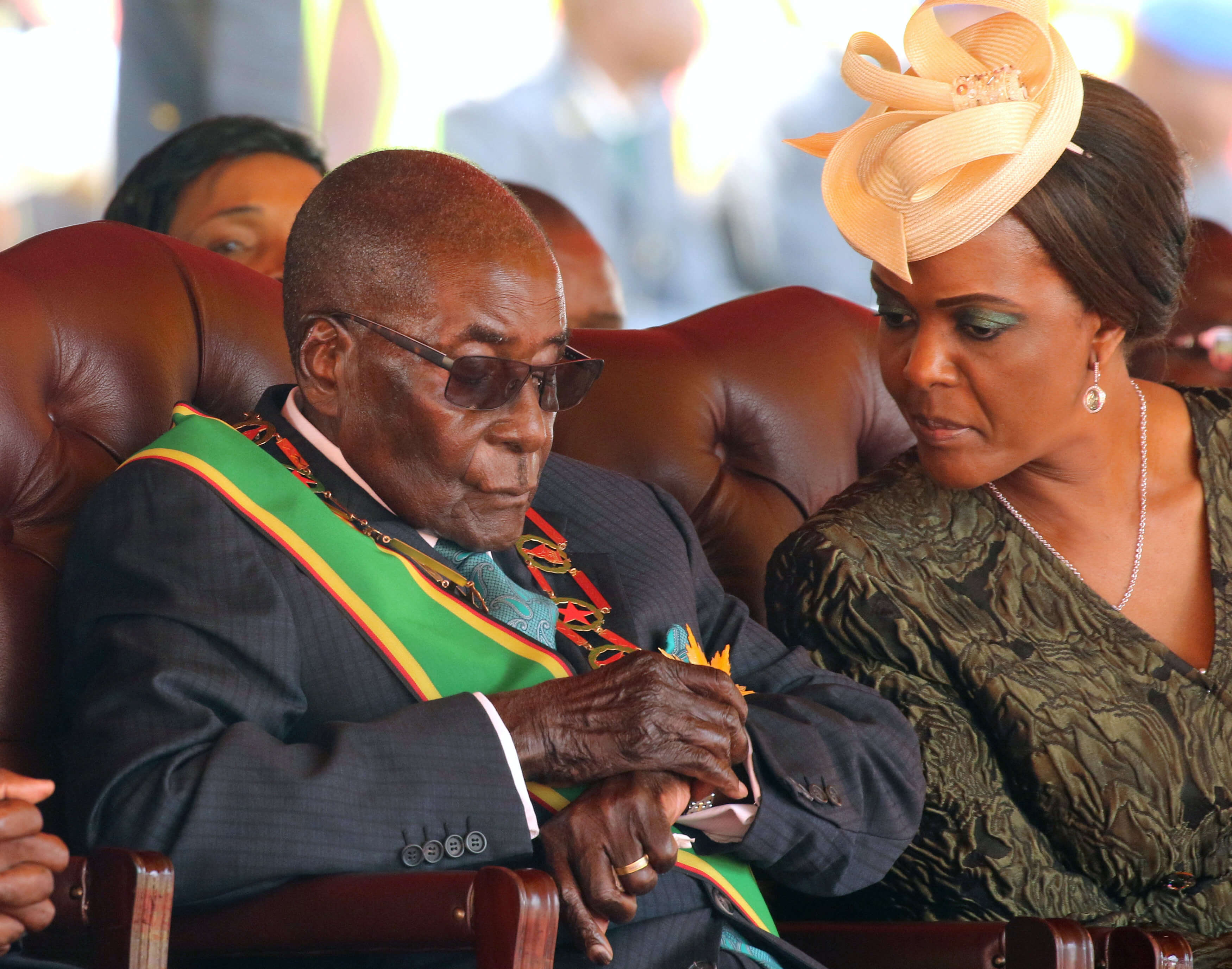 El nonagenario presidente de Zimbabue no se duerme en las reuniones, solo protege sus ojos, asegura su vocero . (AP)
