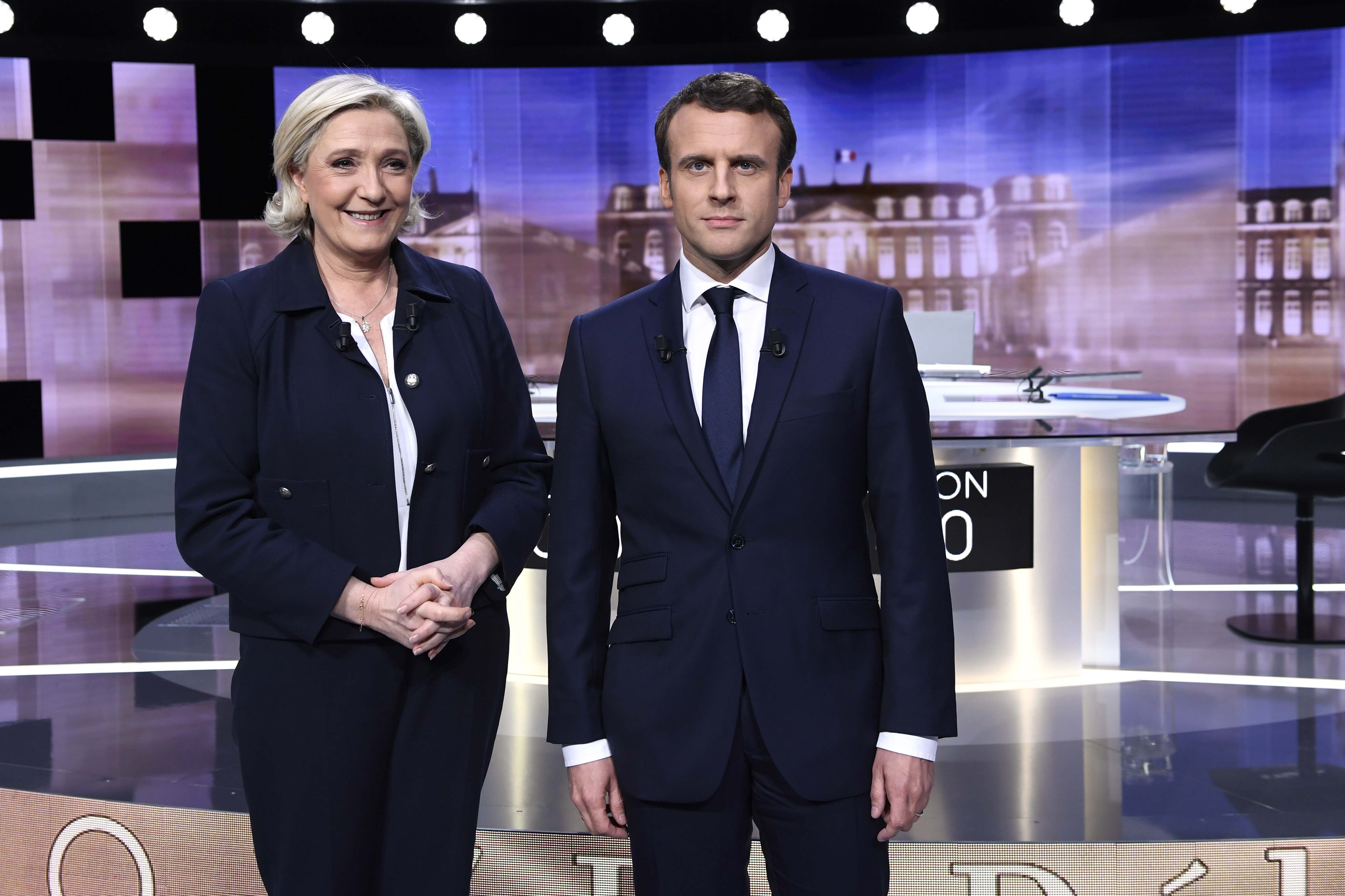 Los candidatos a la presidencia de Francia Emmanuel Macron (d) y Marine Le Pen (i) en el debate. (Reuters)