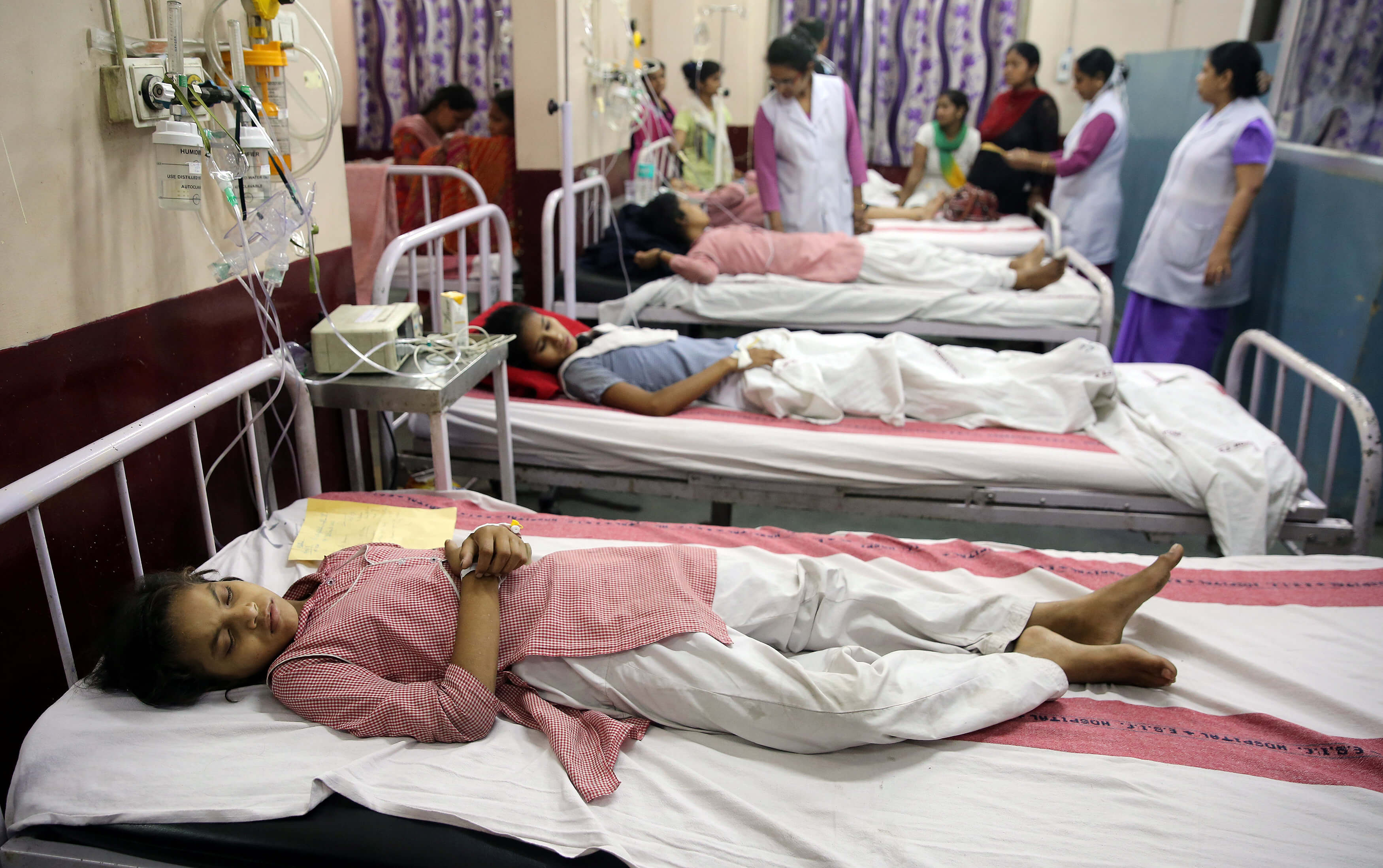 Las niñas reciben tratamiento tras una fuga de gas en Nueva Delhi, India. (Reuters)