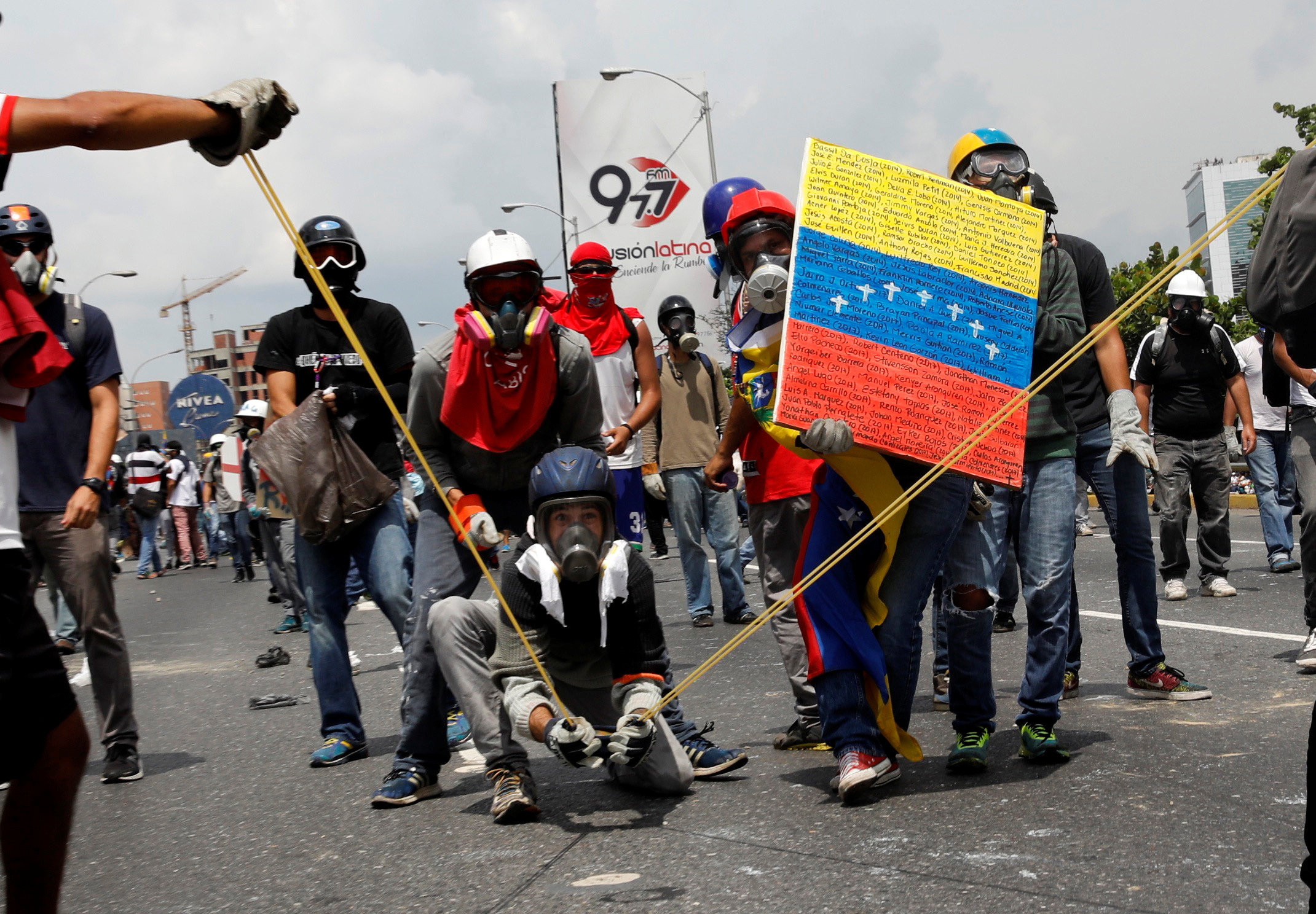 Manifestantes lanzan tarros con excremento a los miembros de seguridad de Venezuela. (Reuters)