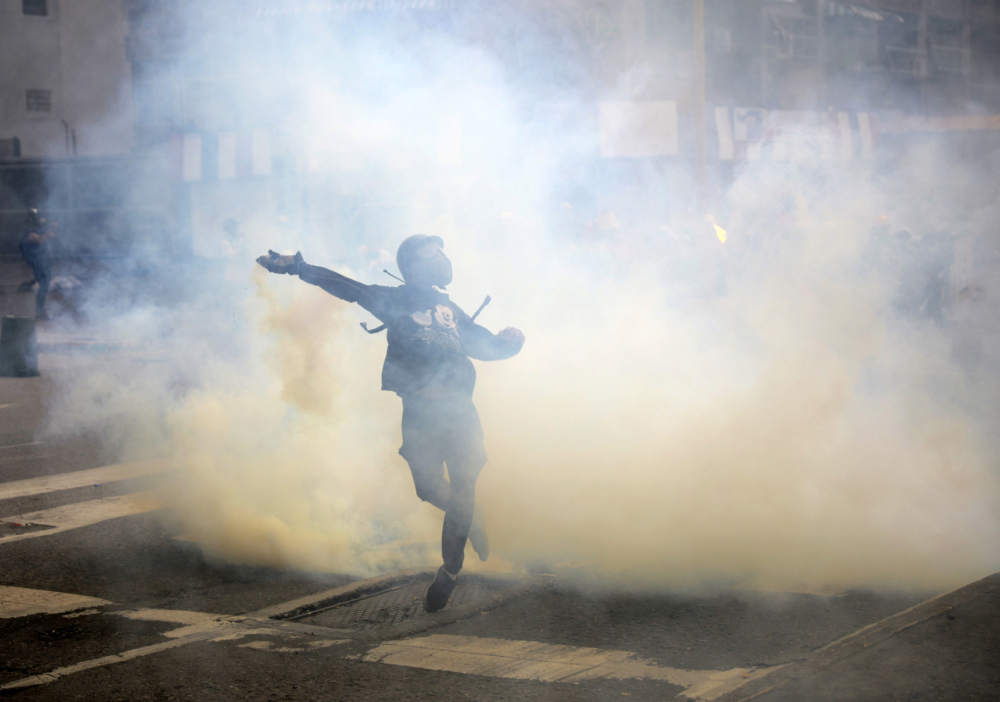 Policía de venezuela, gas lacrimógeno, opositores venezolanos, Caracas