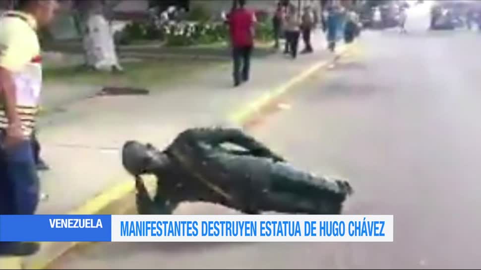 Manifestantes, destruyen, estatua, Hugo Chávez, Venezuela, Zulia