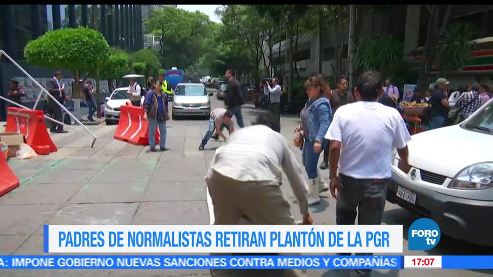 Padres de normalistas,retiran carpas, Reforma, Ayotizinapa
