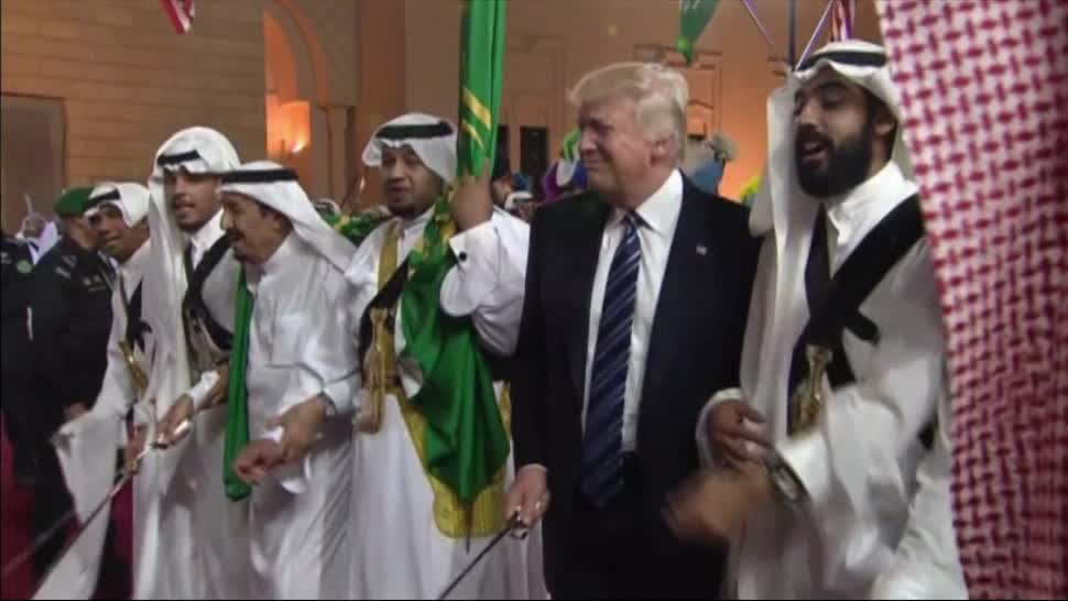 Donald Trump, baila, Arabia Saudita, baile, espadas, EU