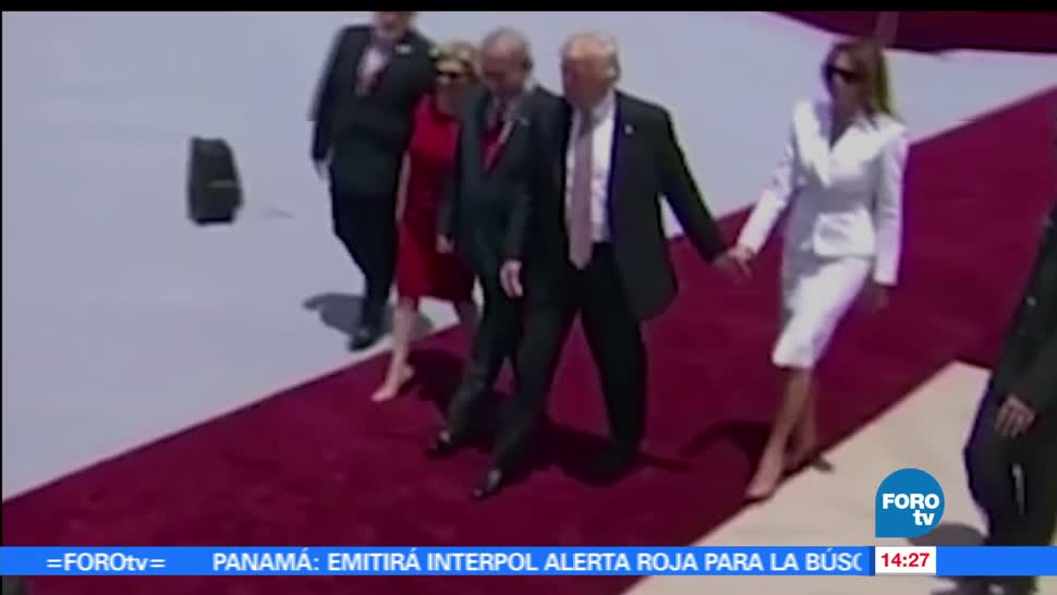 Melania, retira, mano a Trump, cámara capta