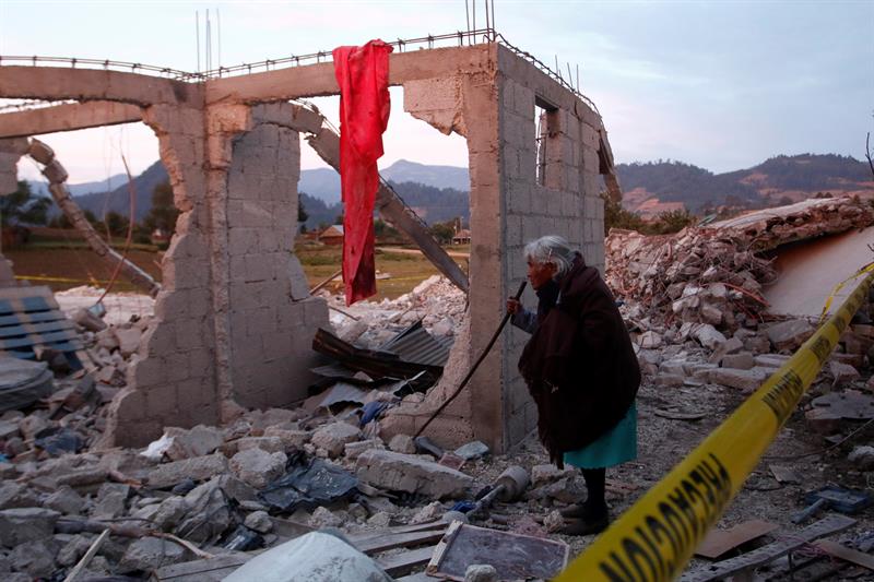 Habitantes acuden al lugar de la explosión de un almacén de pirotecnia en Puebla (EFE)