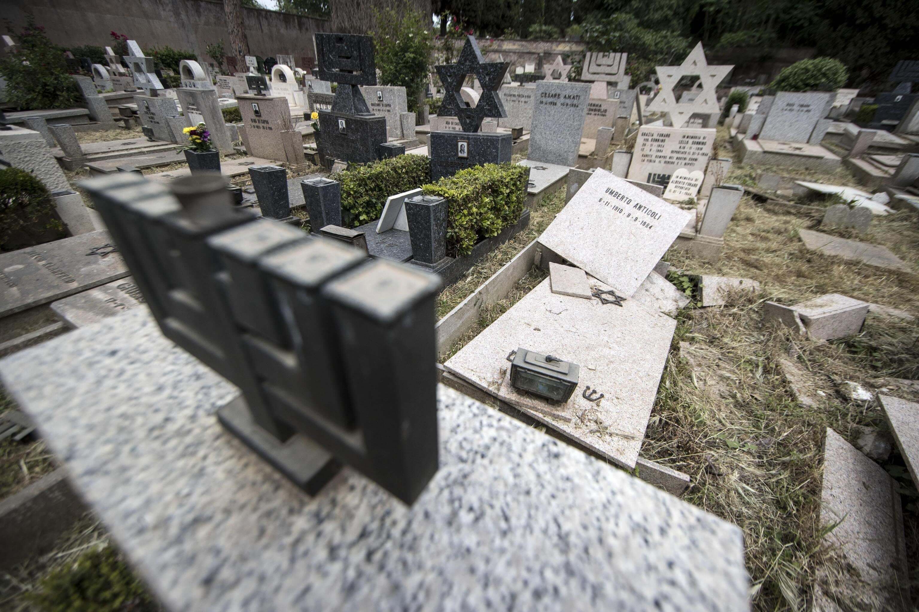 Vista de los daños producidos en 70 tumbas del cementerio Verano en Roma. EFE