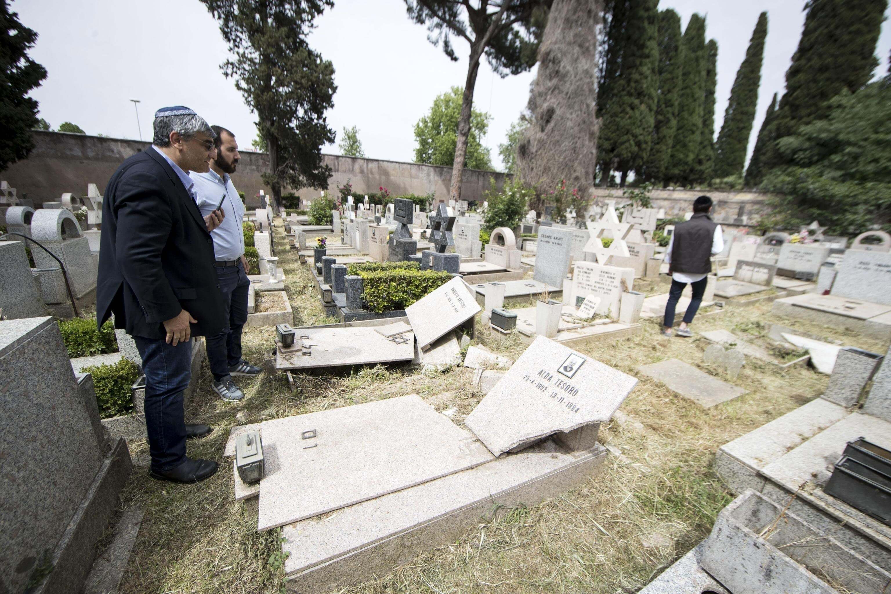 Vista de los daños producidos en 70 tumbas del cementerio Verano en Roma. EFE 