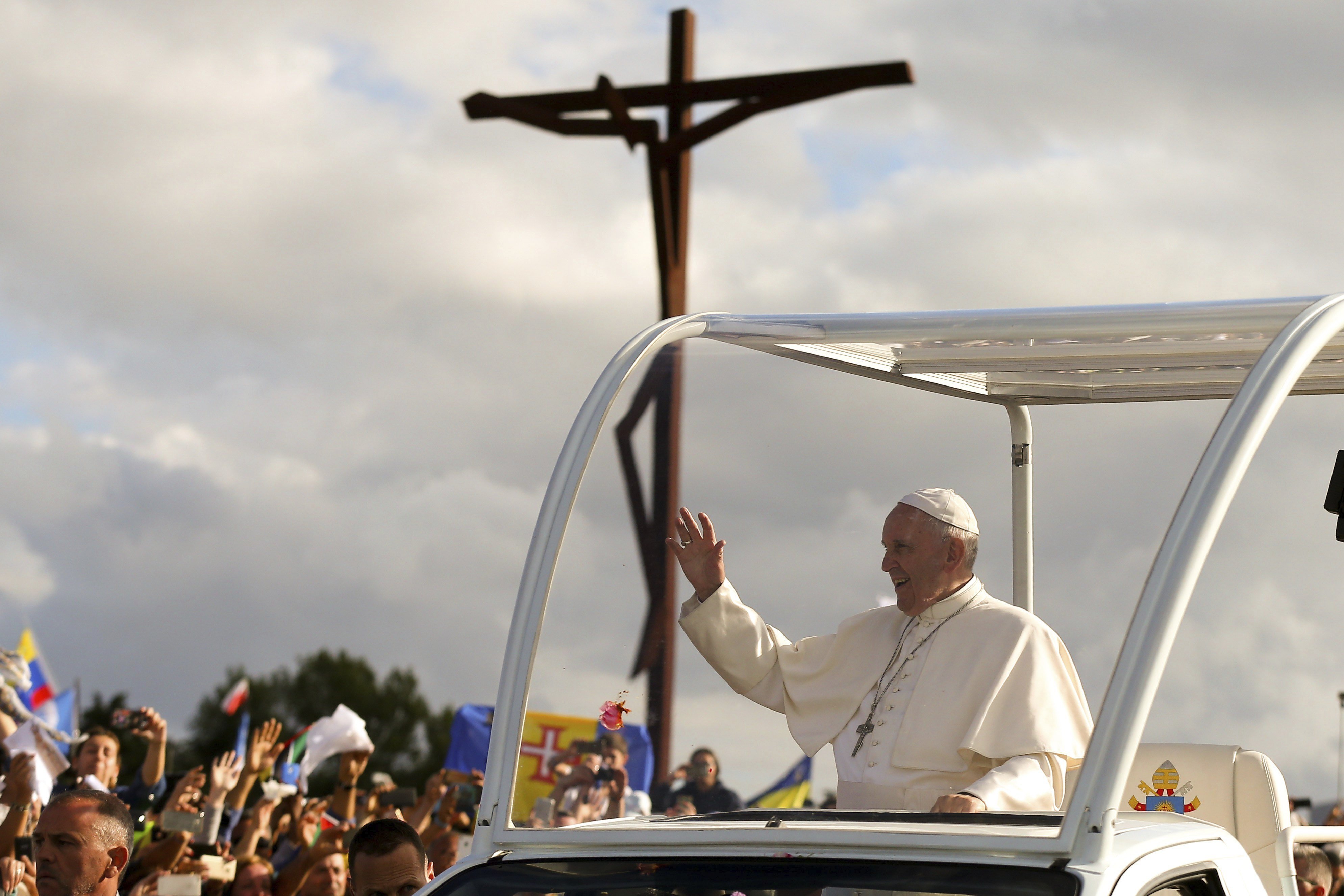 El papa Francisco (c) saluda a los peregrinos desde el papamóvil. (EFE)