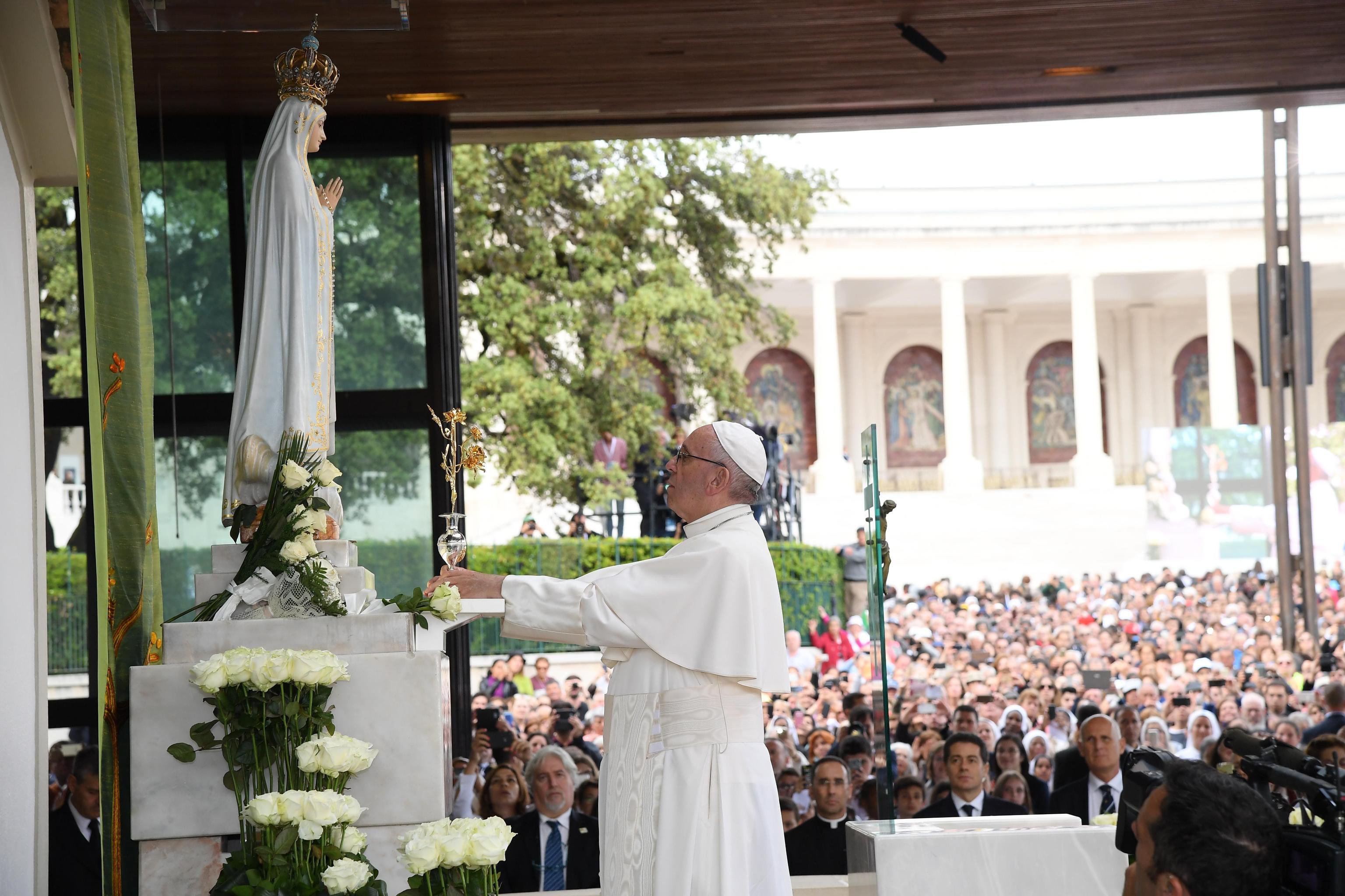 El papa Francisco ofrece la tercera Rosa de Oro en el Santuario de Fátima. (EFE)