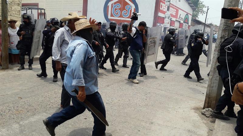 Integrantes del grupo de autodefensa local denominado Movimiento por La Paz en el municipio de San Miguel Tololapan intentan obstaculizar la entrada de las fuerzas de seguridad (EFE)