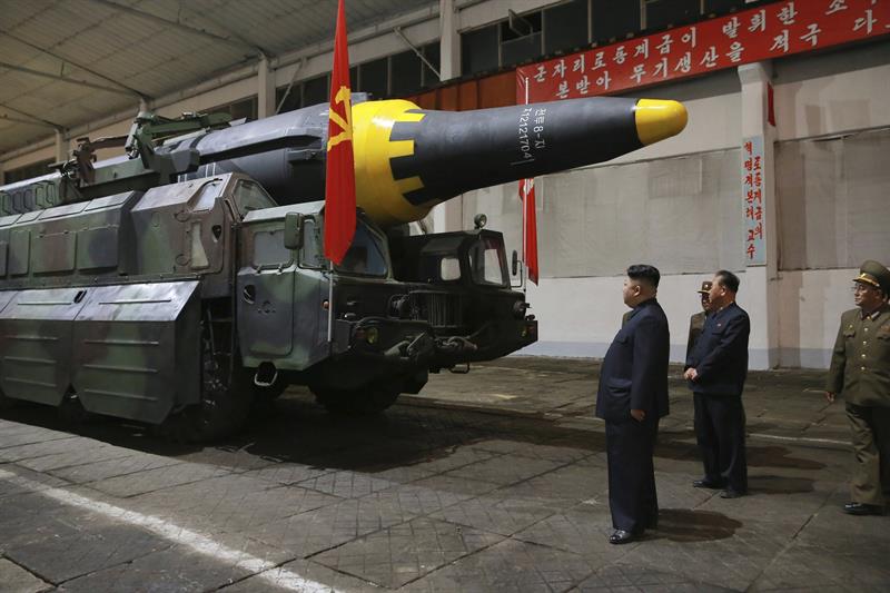 Fotografía de fecha desconocida que muestra al líder norcoreano Kim Jong Un (c) que observa un misil en Corea del Norte (EFE)