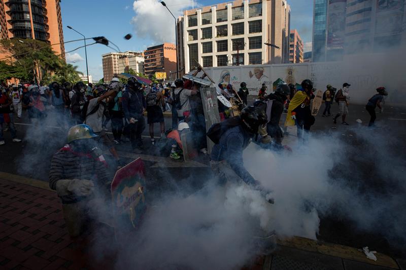 Manifestantes opositores se enfrentan a la Policía Nacional Bolivariana en Caracas, Venezuela (EFE)
