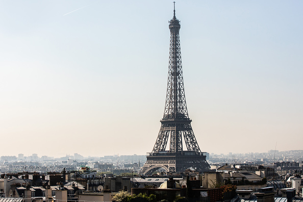 La Torre Eiffel en la ciudad en París, Francia