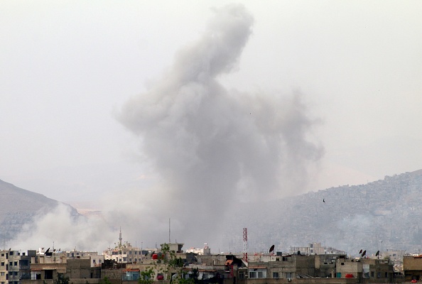 Una columna de humo se levanta después de un ataque en el distrito de Qaboun, Siria. (Getty Images/archivo)