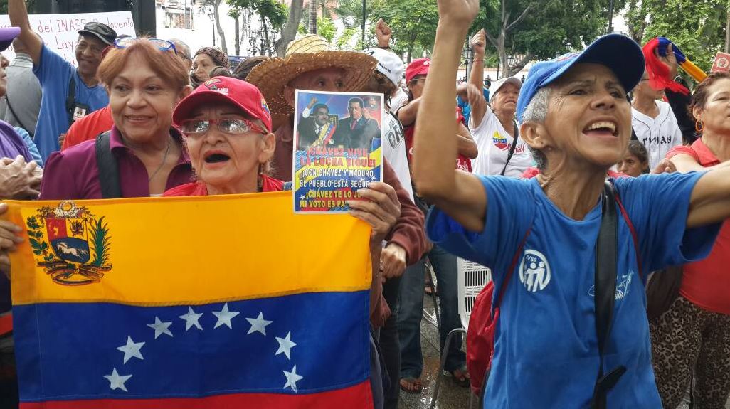 Abuelos chavistas marchan a favor de Nicolás Maduro