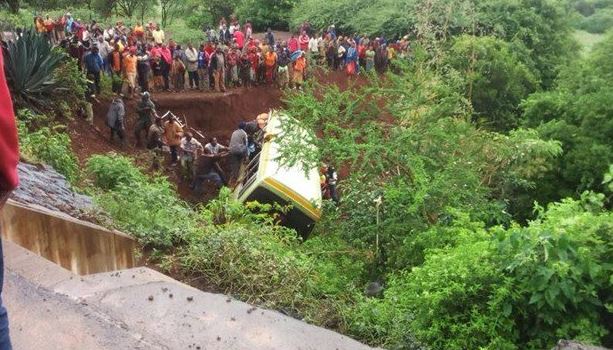 El autobús escolar en el que viajaban los cayó en un río de Tanzania. (@GulfTimes_QATAR)