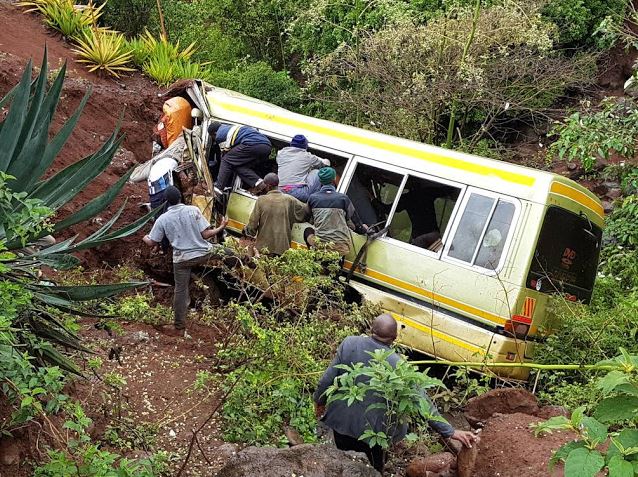Los equipos de rescate siguen trabajando en el lugar del accidente. (http://habari24.blogspot.mx)
