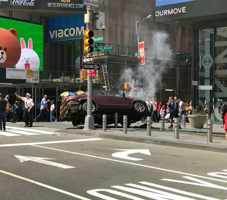 Un vehículo a alta velocidad impactó a peatones en Times Square, Nueva York. (@nenetuit)