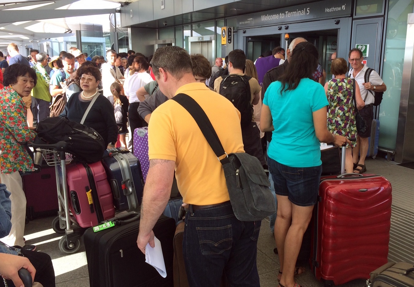Los pasajeros permanecen con su equipaje en el aeropuerto Heathrow de Londres (AP)