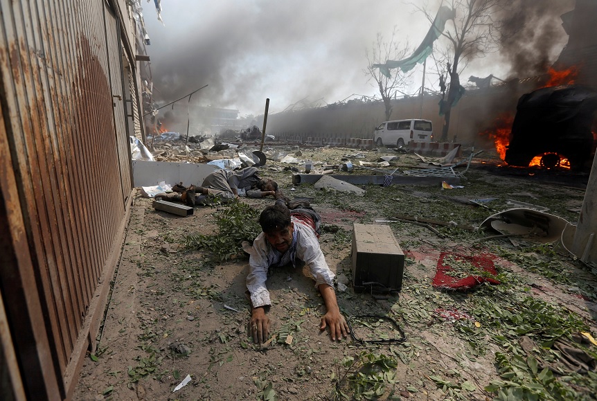 Un hombre herido yace en el suelo en el sitio de una explosión en Kabul, Afganistán (Reuters)