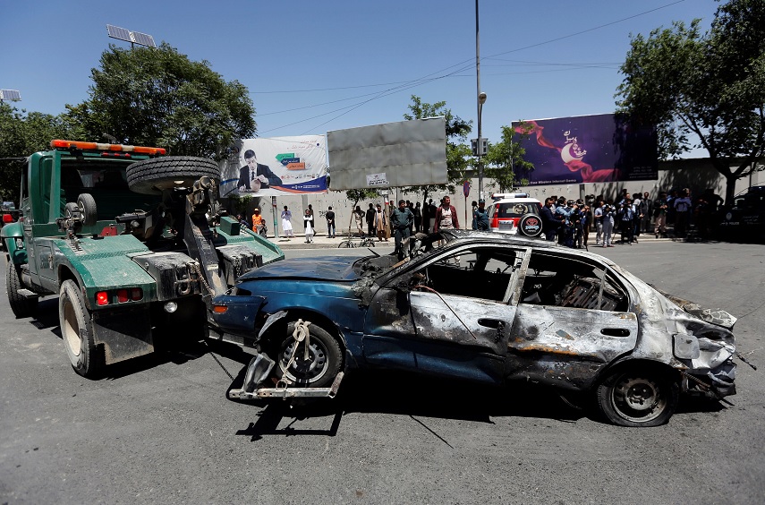 Un coche dañado es trasladado después de una explosión en Kabul, Afganistán (Reuters)