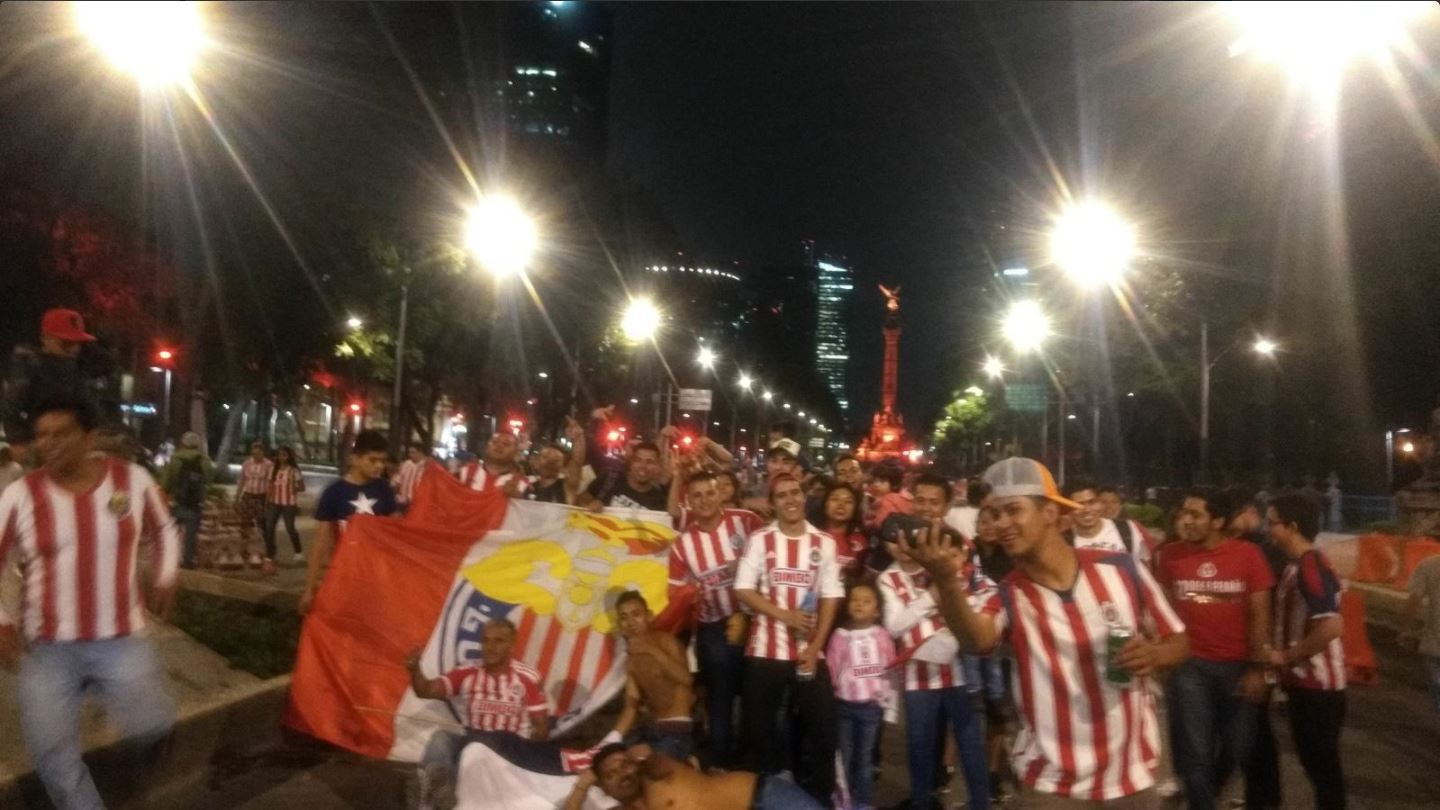 Aficionados festejan en Paseo de la Reforma