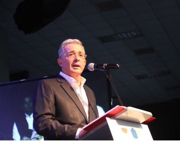 Fotografía que muestra al expresidente colombiano Álvaro Uribe Vélez. (@AlvaroUribeVel/Archivo)