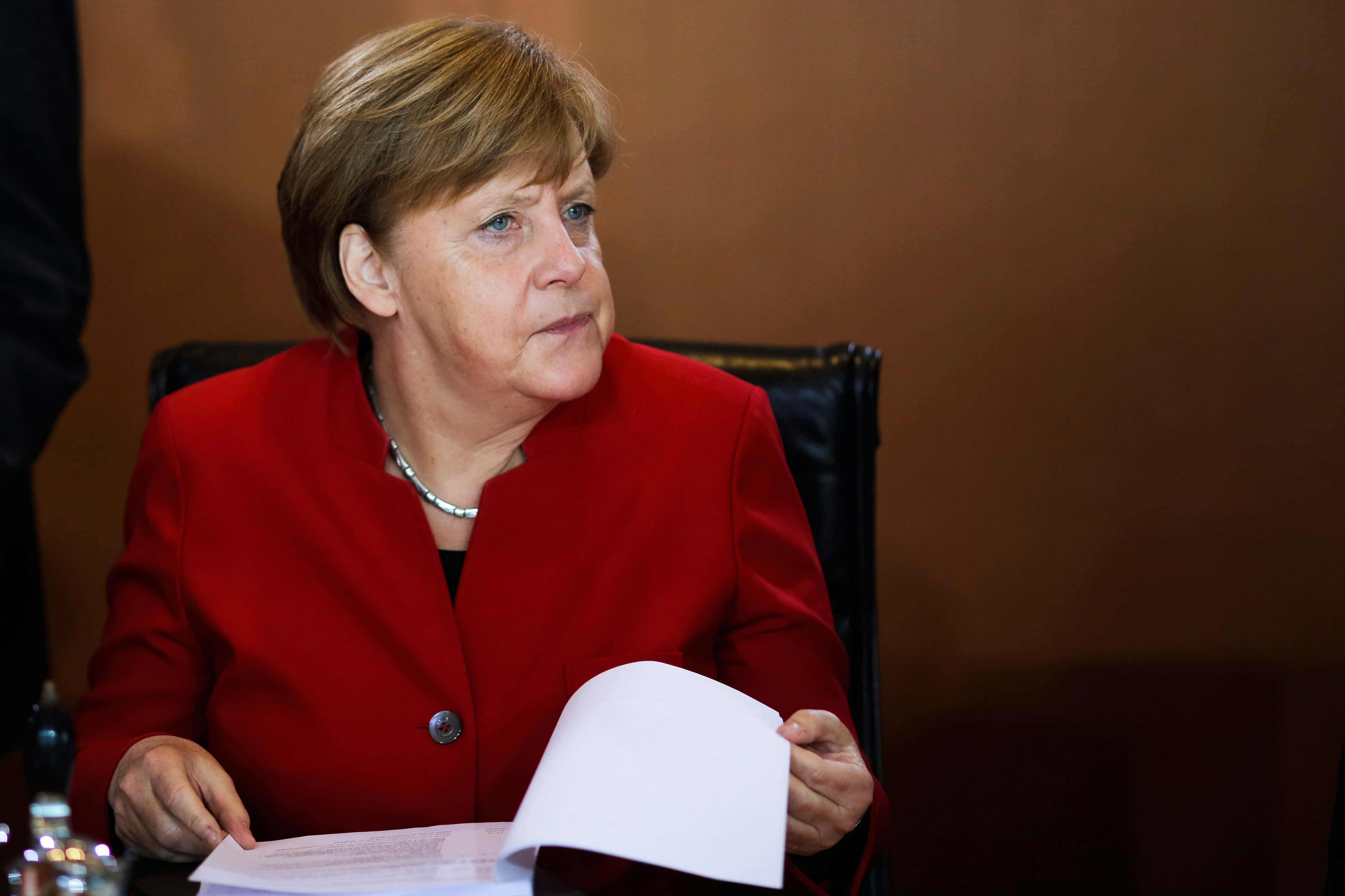 La canciller Angela Merkel asiste a la reunión del gabinete alemán en Berlín. (AP)