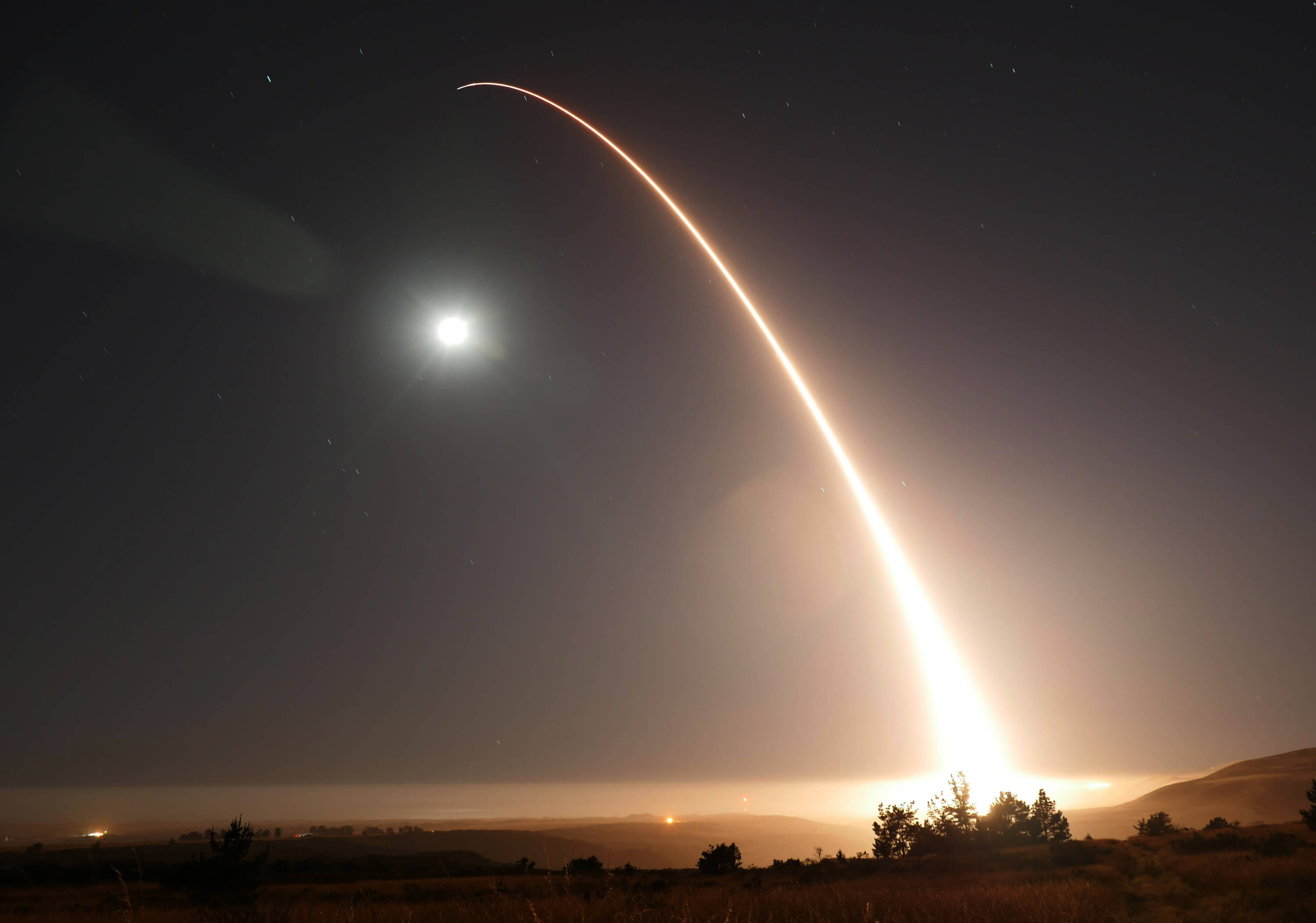 Un misil balístico intercontinental Minuteman III es lanzado en California. (AP)