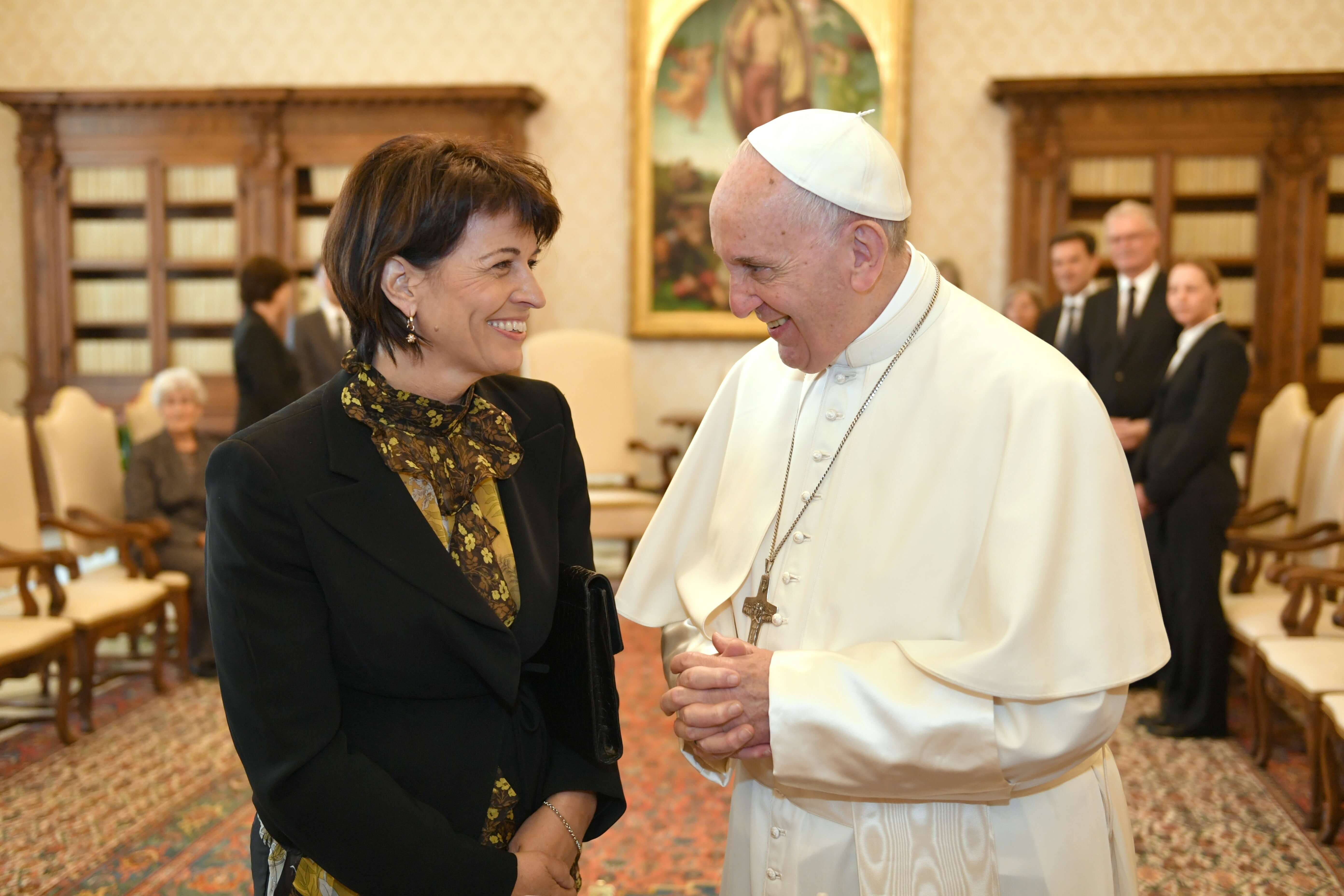 El papa Francisco se reúne con la presidenta de Suiza, Doris Leuthard. (AP)