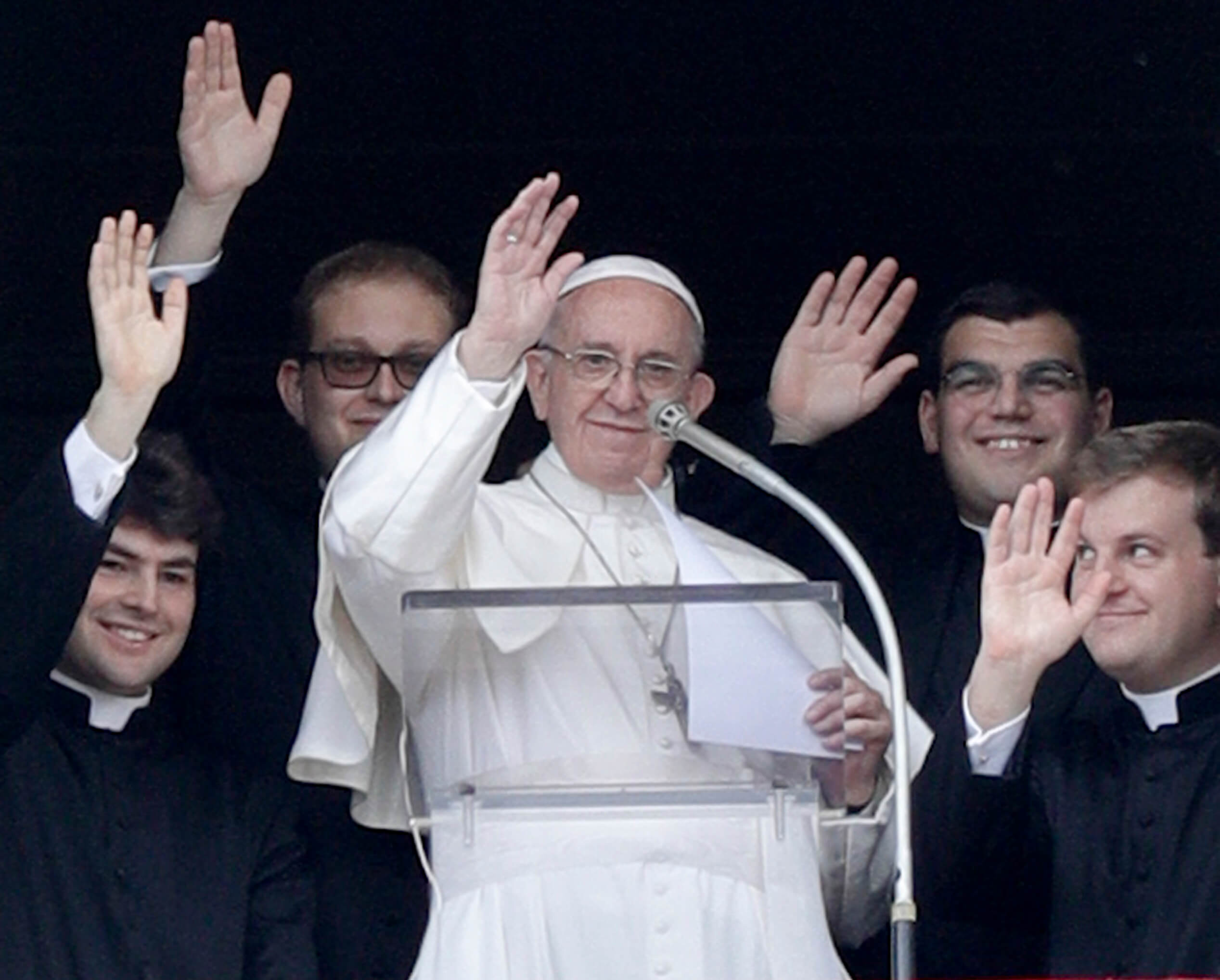 El papa Francisco elogia a los siete misioneros de la congregación religiosa Sagrat Cor, desde la ventana del Palacio Apostólico del Vaticano. (AP)