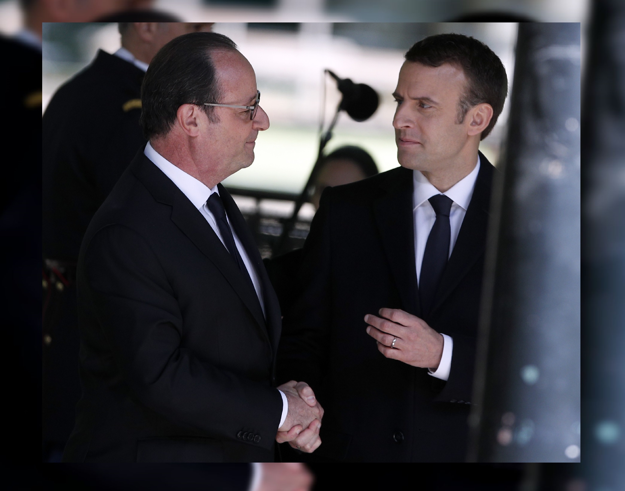El presidente francés, Francois Hollande, y el presidente electo Emmanuel Macron se estrechan la mano. (AP/archivo)