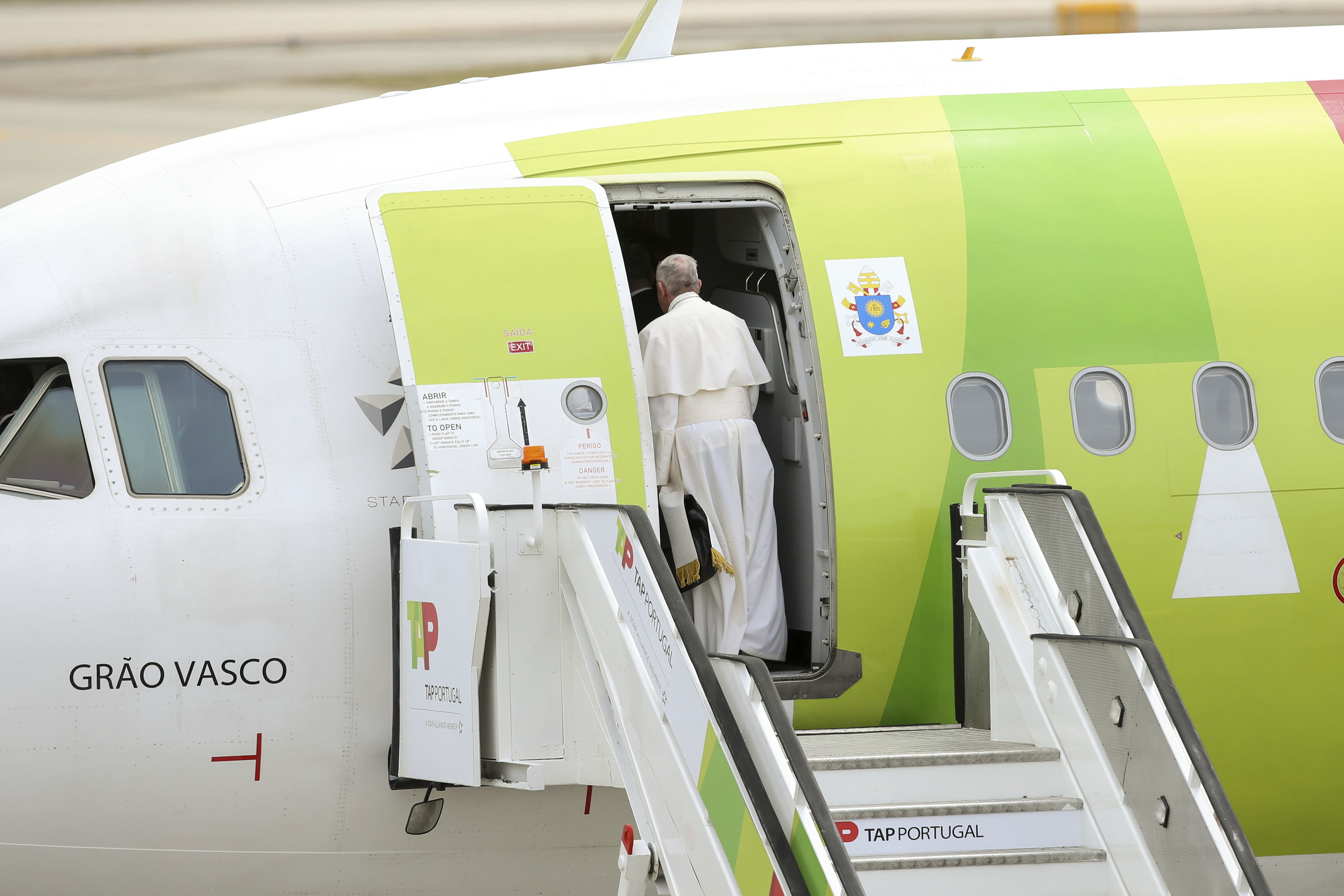 El papa Francisco viaja de regreso a Roma al salir de la base aérea de Monte Real, en Portugal. (AP)