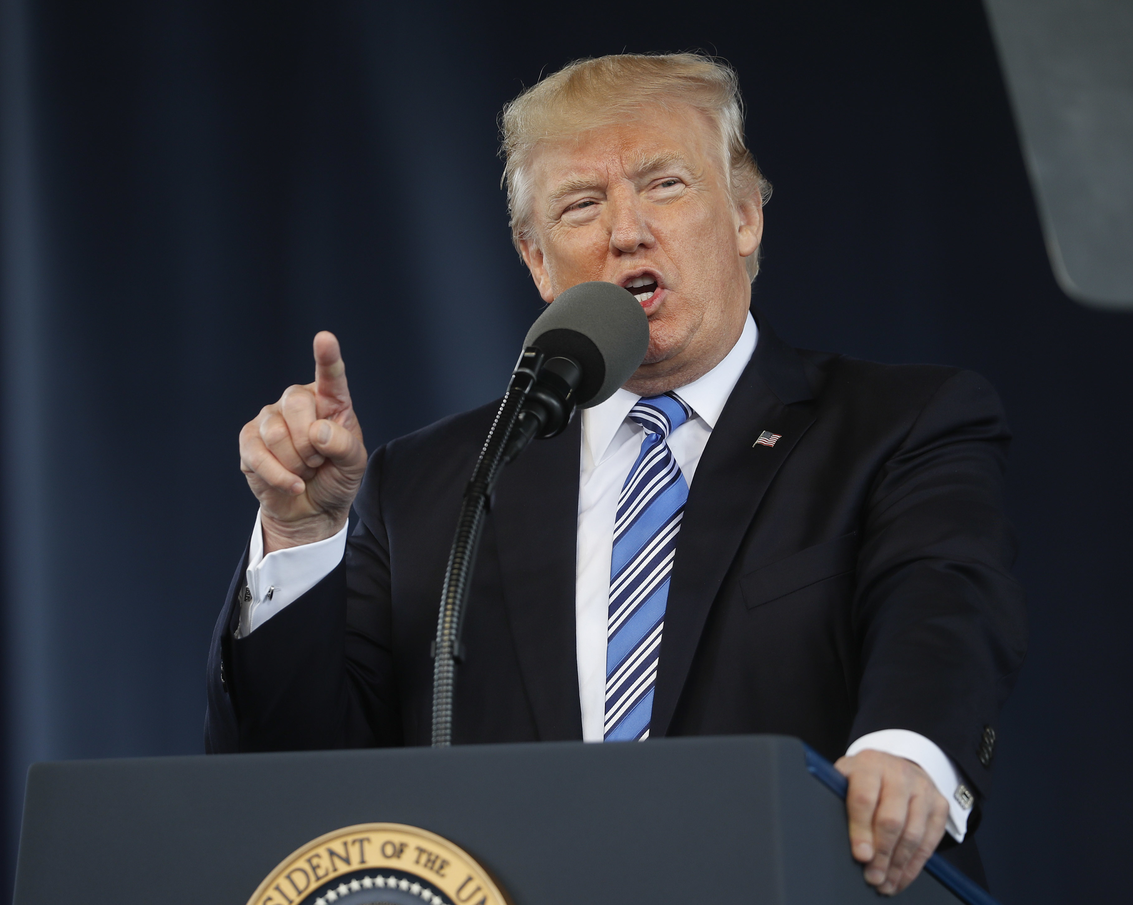 El presidente Donald Trump da el discurso de apertura de la Clase del 2017 en la Universidad Liberty en Lynchburg, Virginia. (AP)