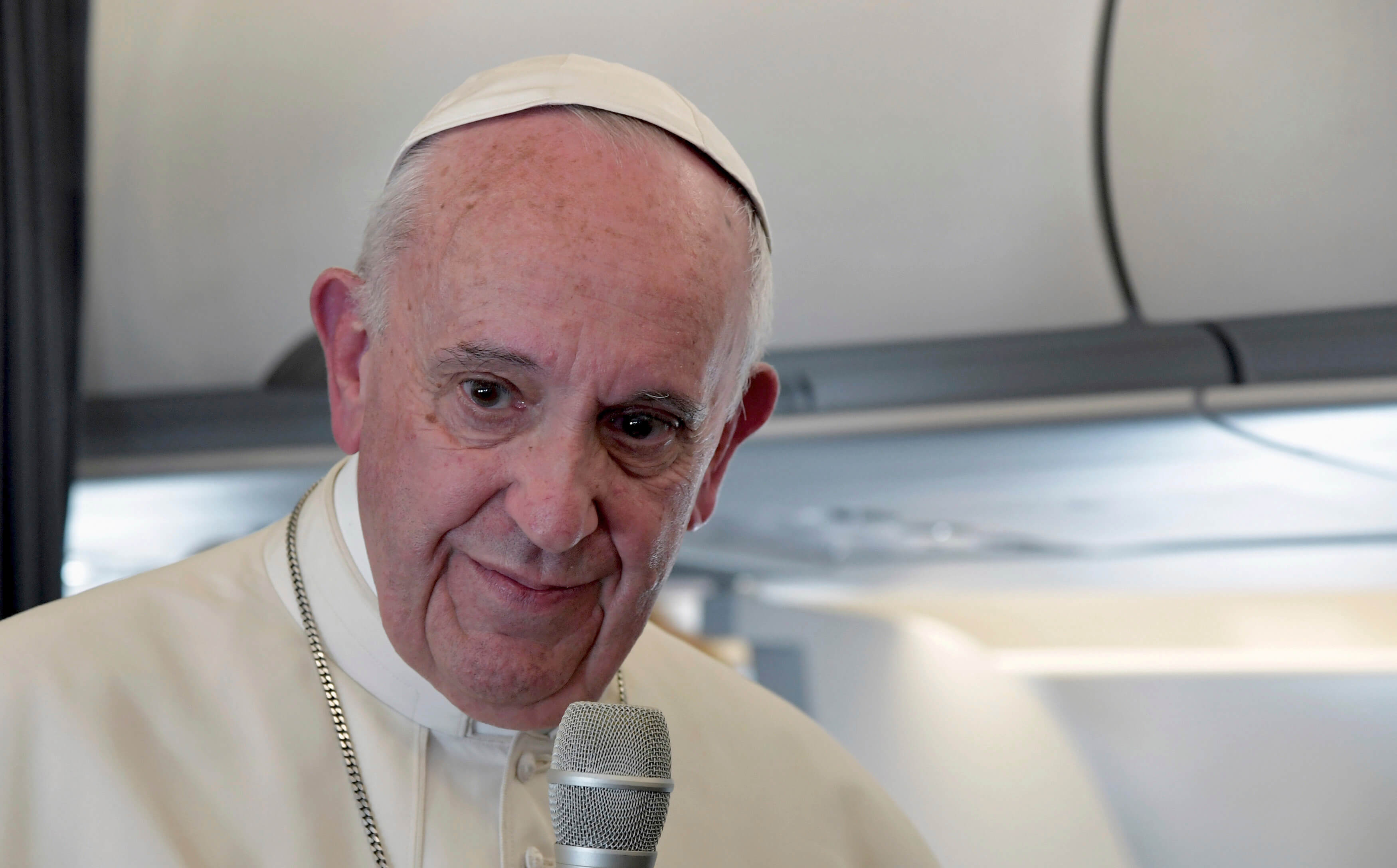 El papa Francisco da una conferencia en su vuelo de regreso a Roma, tras visita a Portugal. (AP)