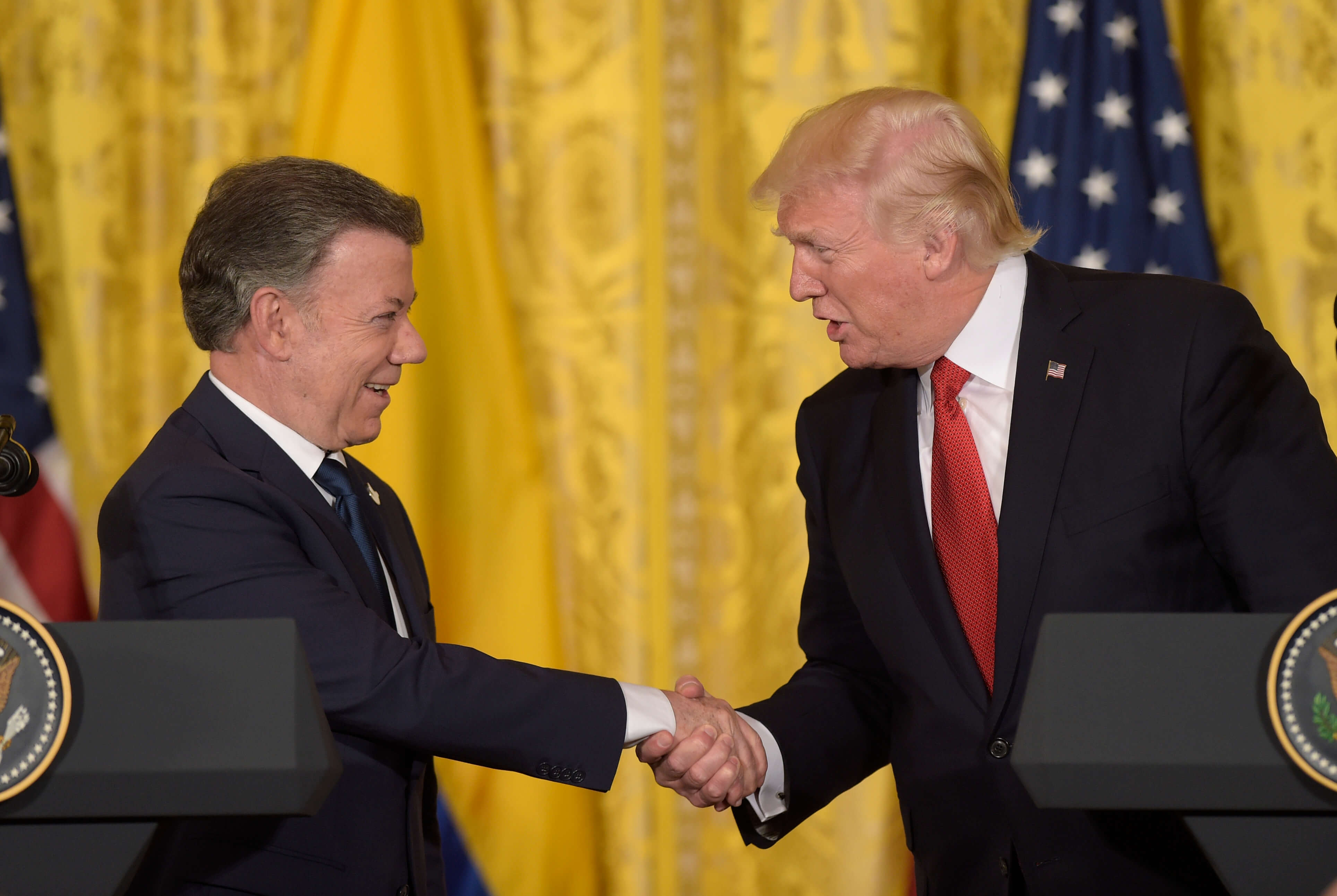 El presidente Donald Trump estrecha la mano con su homólogo colombiano, Juan Manuel Santos, durante una conferencia de prensa en Washington. (AP)