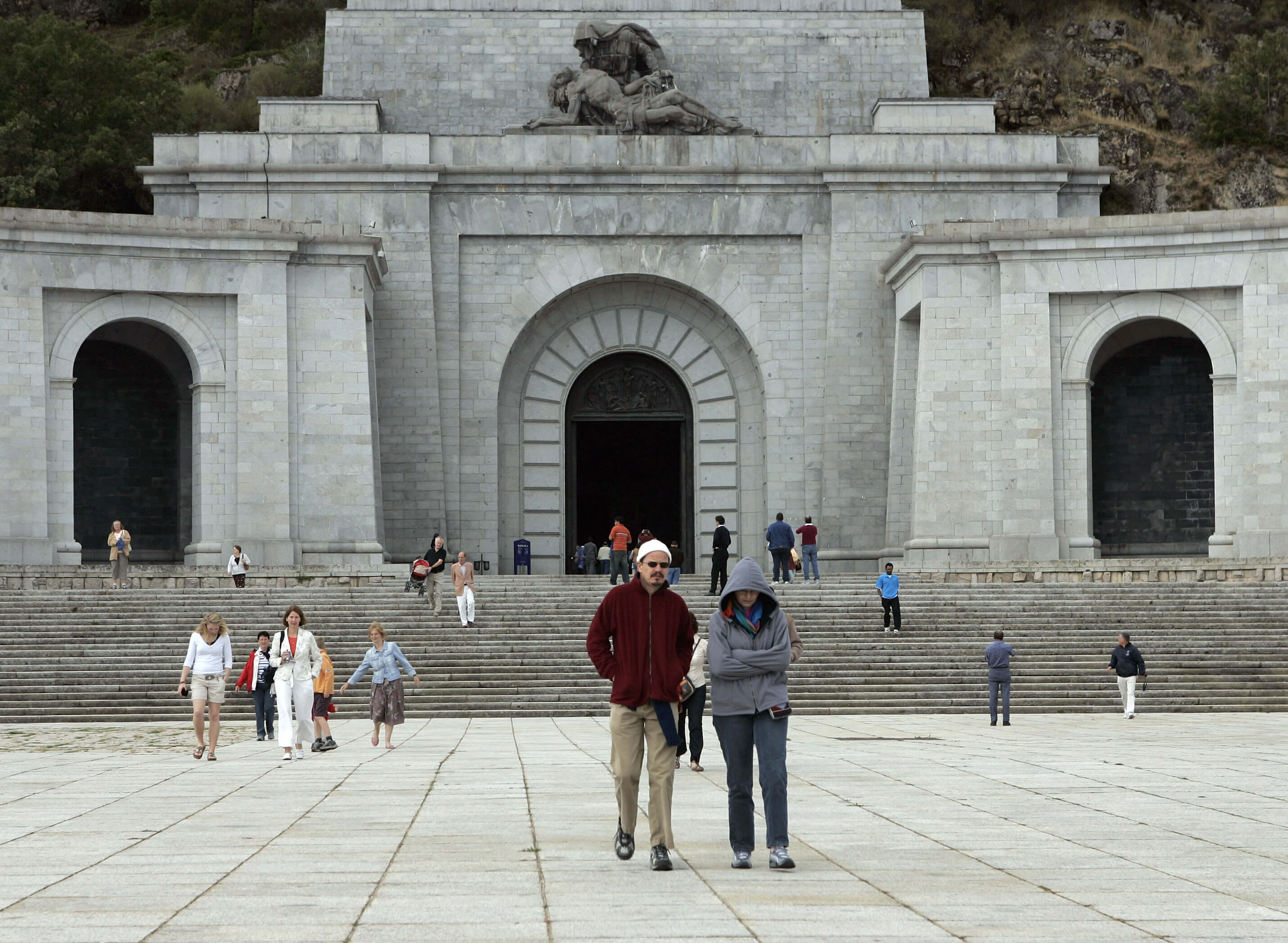 Turistas visitan el Valle de los Caídos, en El Escorial, cerca de Madrid. (AP)