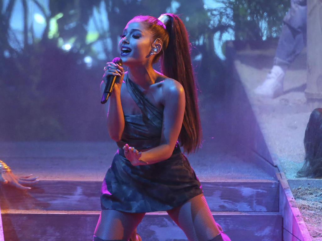 Ariana Grande durante un concierto en Los Angeles