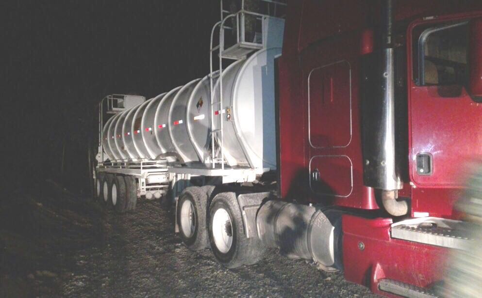 Aseguran tractocamión y 30 mil litros de hidrocarburo en Cárdenas