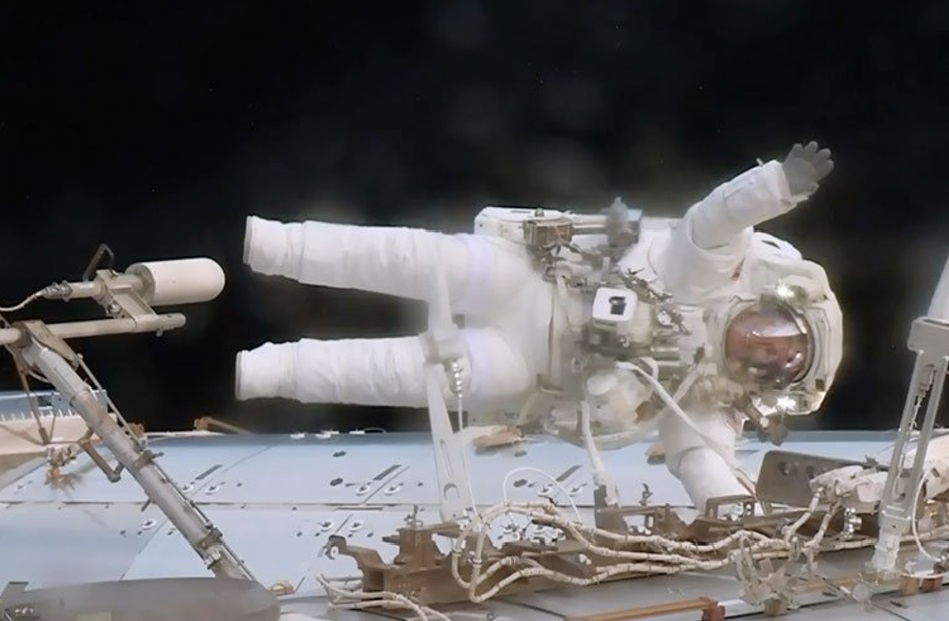 Astronautas reparan una avería en la EEI (Twitter: @Space_Station)