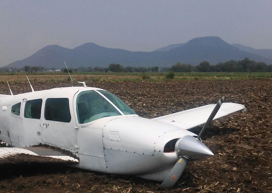 Avioneta realizó un aterrizaje de emergencia en Ajacuba, Hidalgo. (Noticieros Televisa)