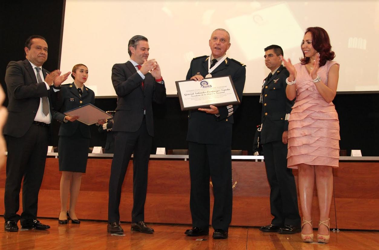 El secretario de Educación Pública, Aurelio Nuño, entrega reconocimiento al secretario de la Defensa, el General Salvador Cienfuegos (SEP)
