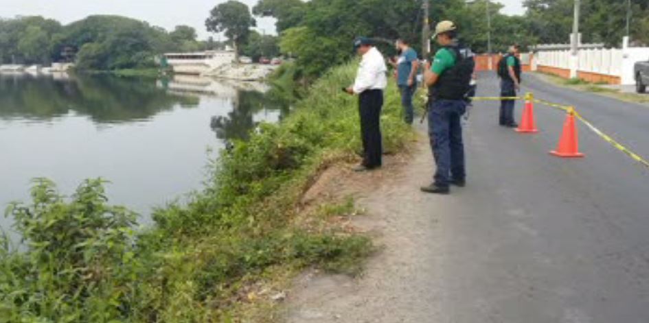 Auto cae al río Jamapa de Medellín, en Veracruz