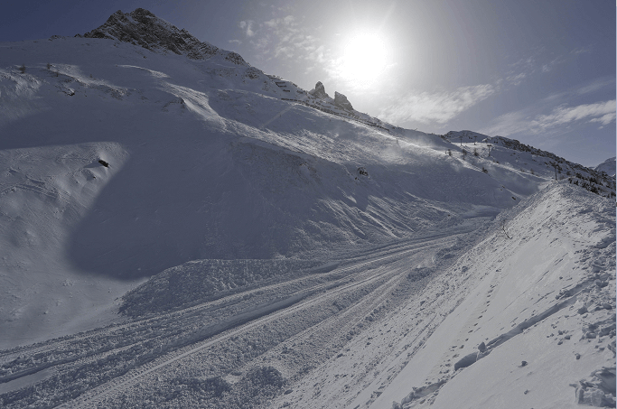 Avalancha de nieve en los Alpes franceses