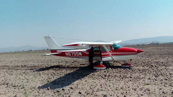 Avioneta aterriza de emergencia en campo de cultivo en Hidalgo