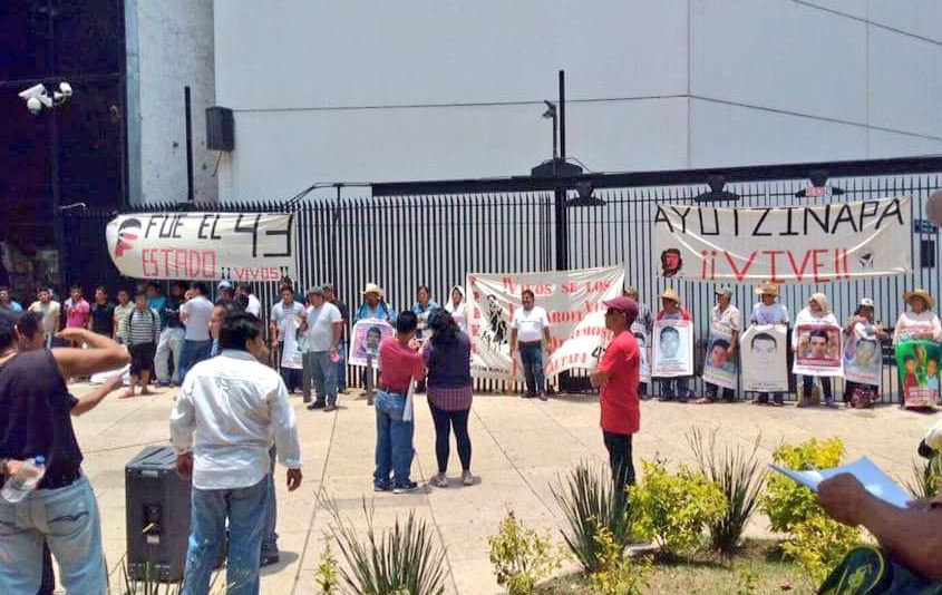 Familiares de los 43 normalistas desaparecidos de Ayotzinapa se manifestaron afuera del Senado. (@AlbaniaOC) 