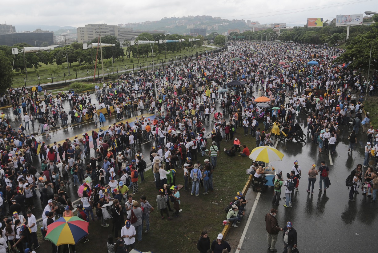Opositores bloquean carreteras en Venezuela (AP)Opositores bloquean carreteras en Venezuela (AP)